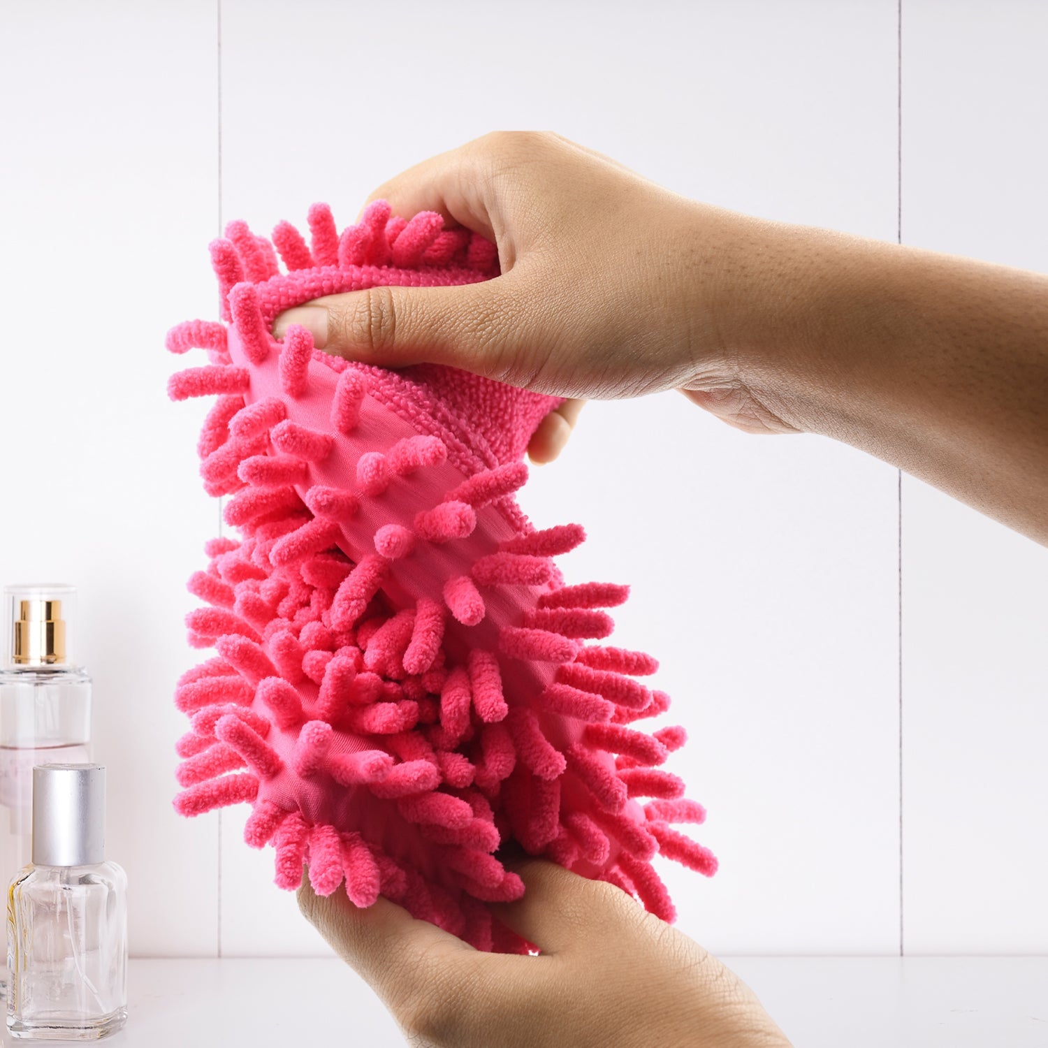 Multi-purpose microfiber brush for car washing and home use. Multi-purpose microfiber brush for car washing and home use.